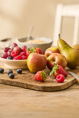 Obst auf einem Teller auf dem Frühstückstisch