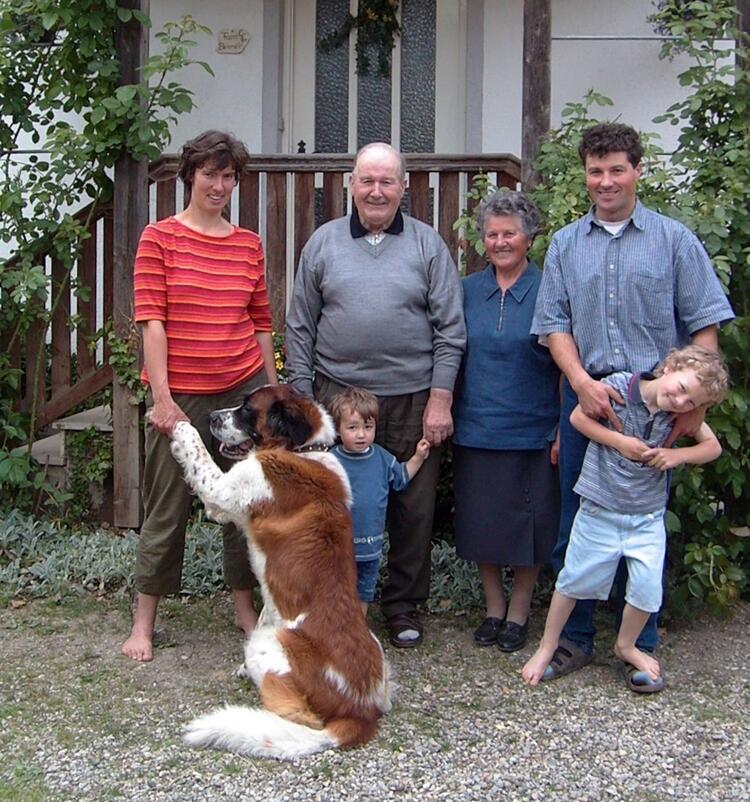 Familie Birkmeir vor ihrem Wohnhaus