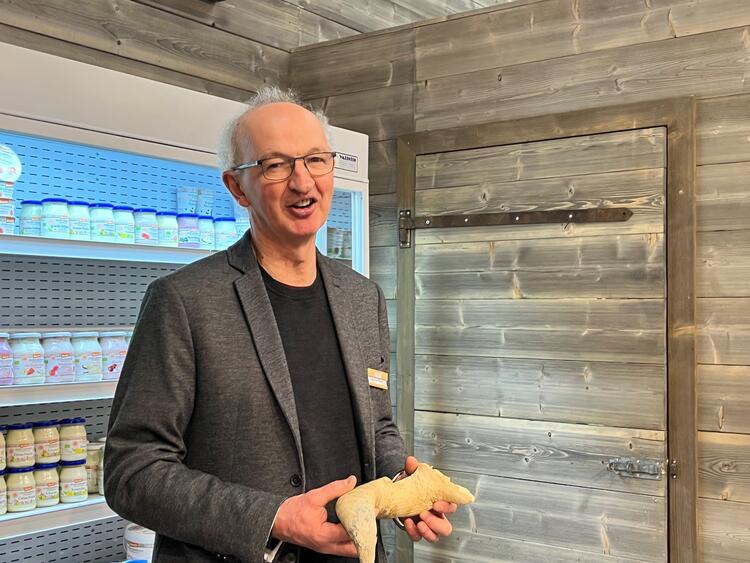 Siegfried Meyer auf der Biofach 2024 mit Kuhhorn
