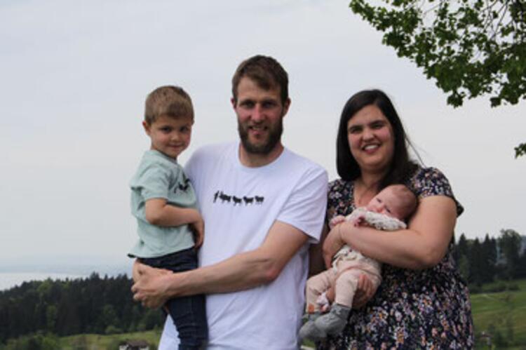Familie Kohler im Freien auf einer Wiese 