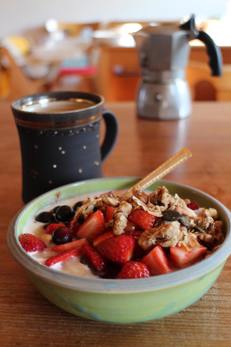 Müslischüssel mit Beeren und Granola