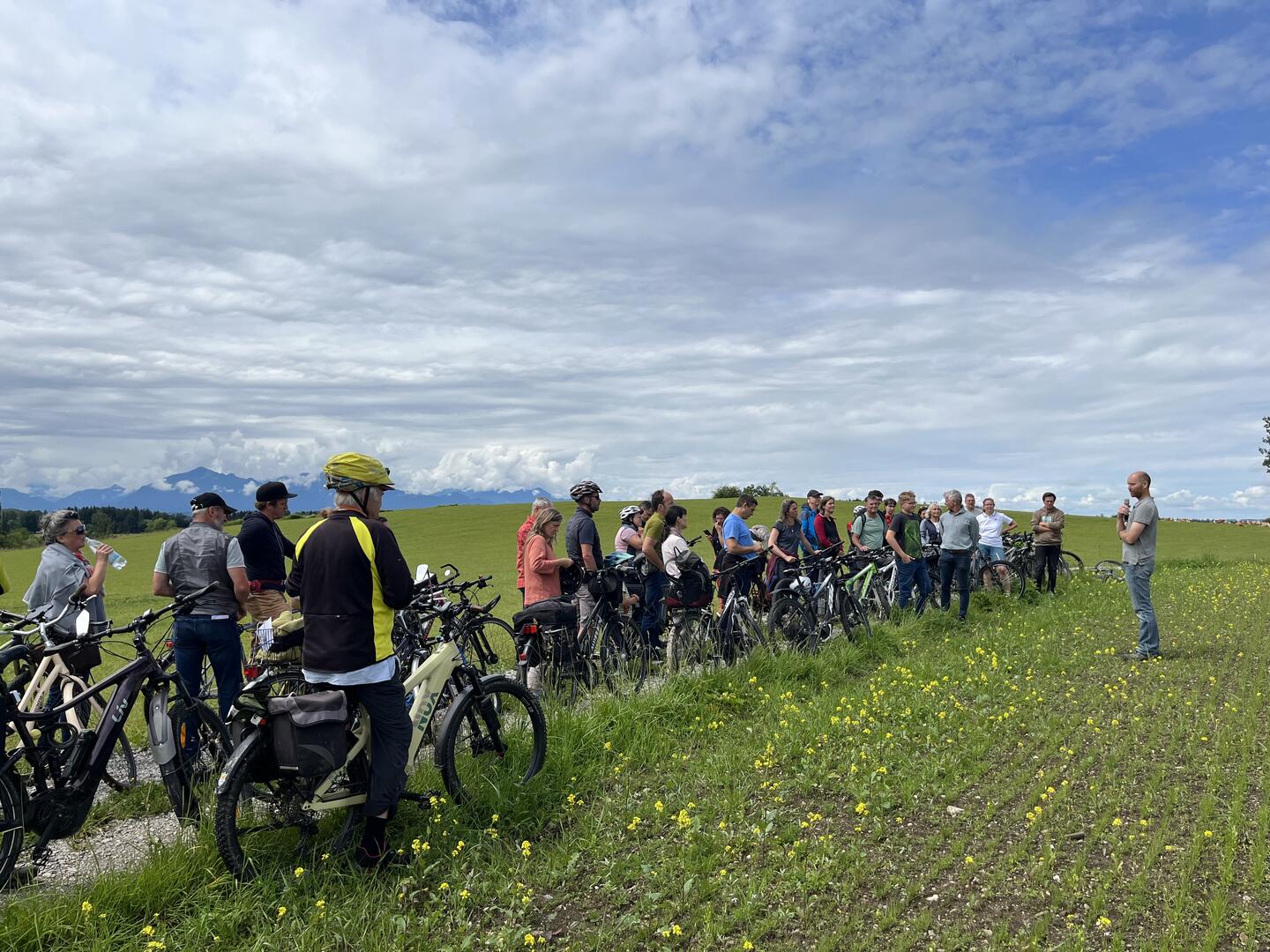 Radlergruppe mit Blick in den Chiemgau
