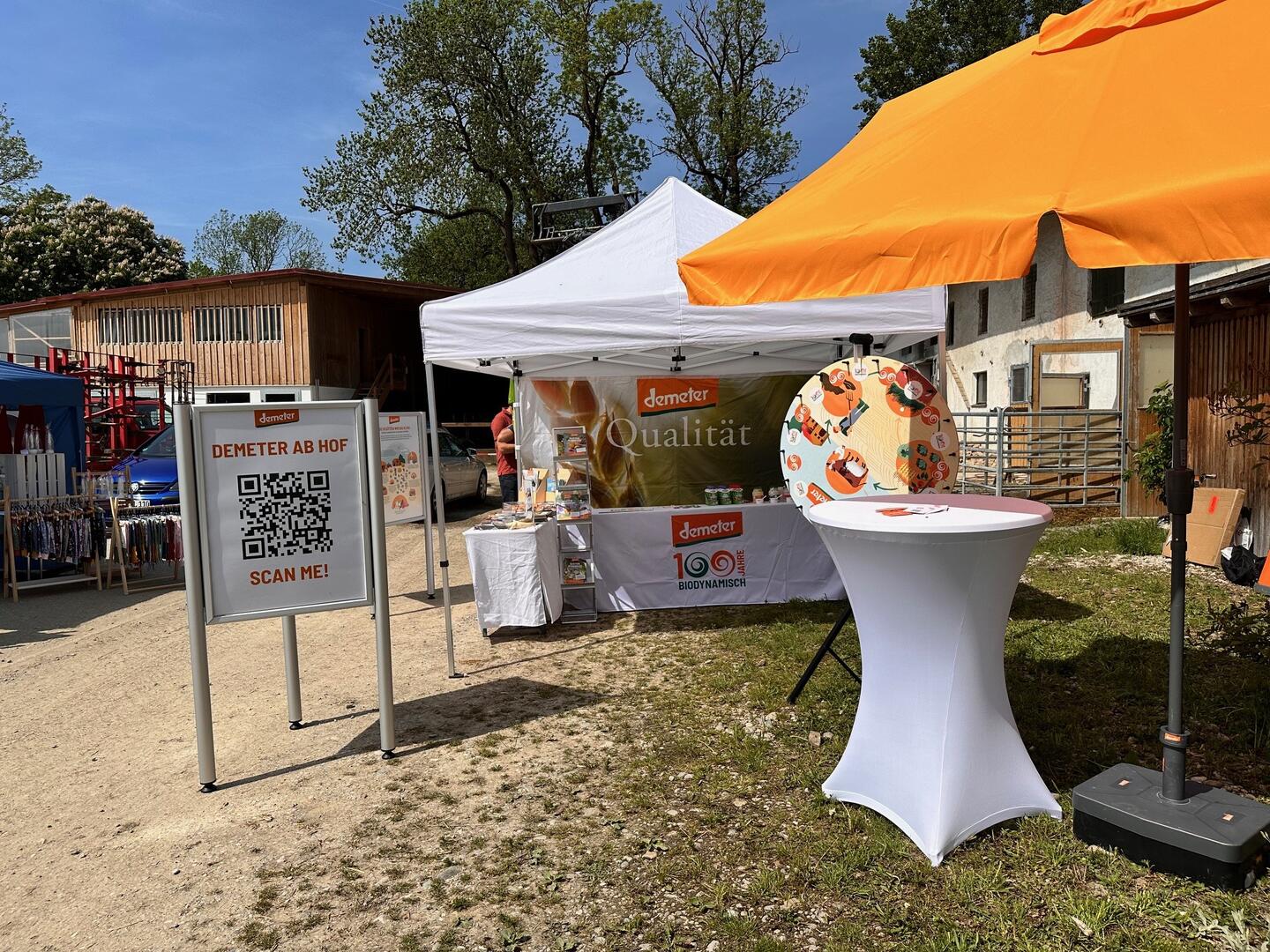 Demeter Infostand auf einem Bauernhof 