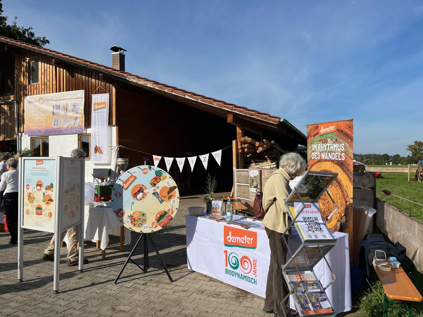 Infostand mit Demeter Materialien