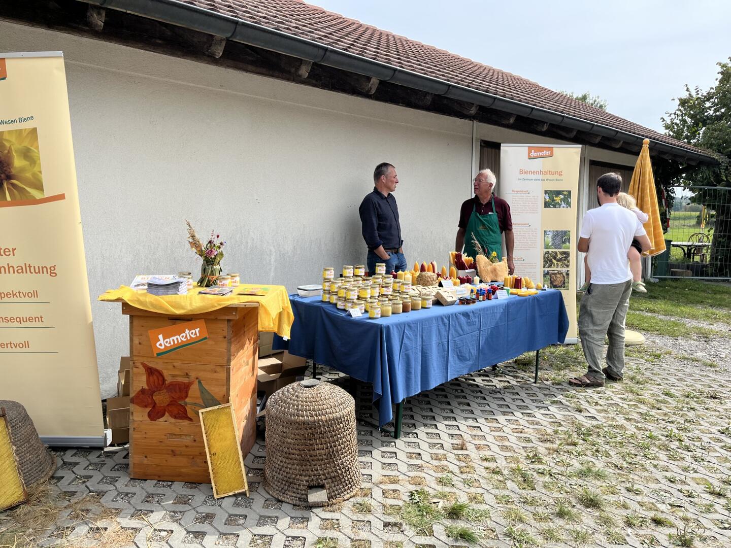 Ein Verkaufsstand mit Honig