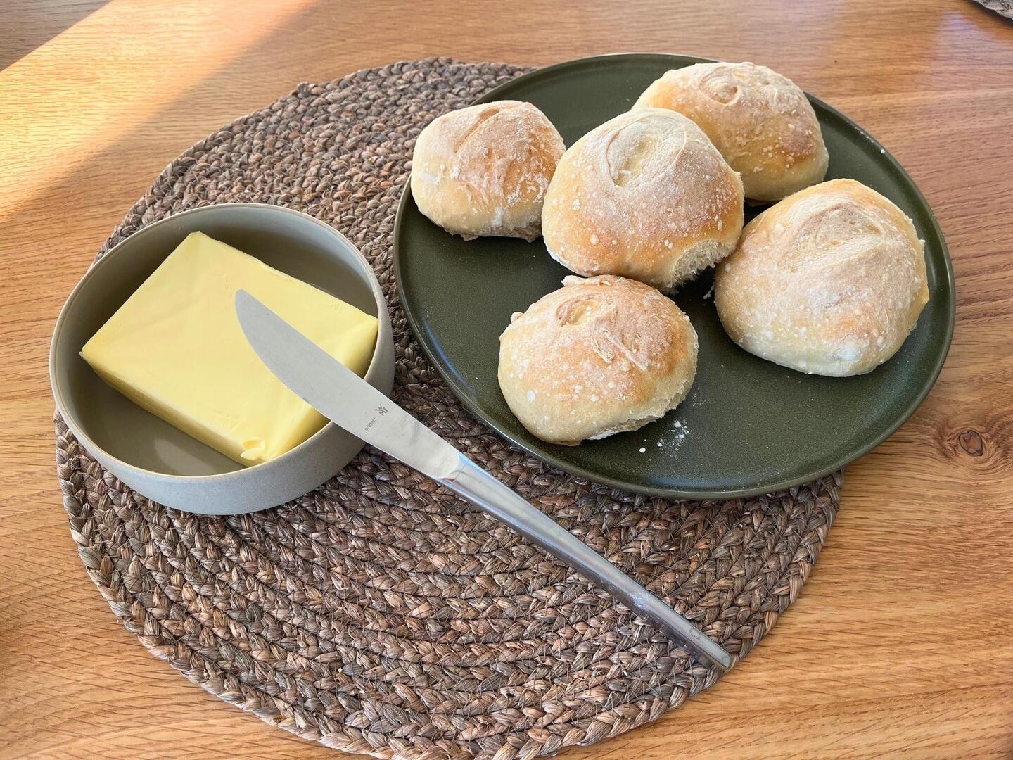 frische Semmeln auf dem Frühstückstisch