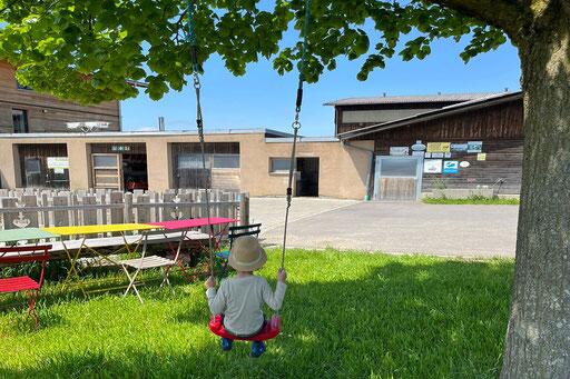 Kind auf dem Spielplatz beim Biohof Kohler