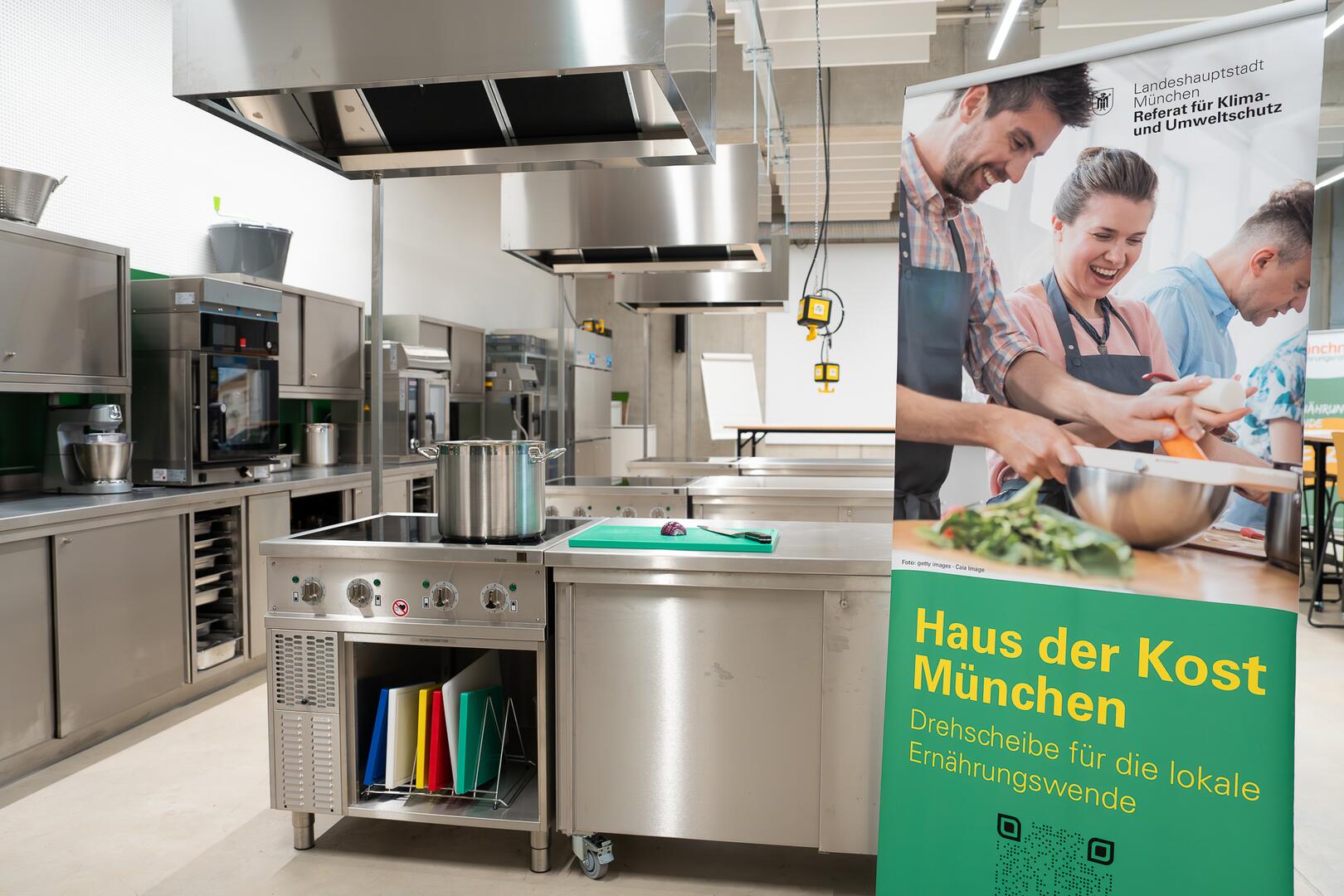 Blick in die Küche des Hauses der Kost in München