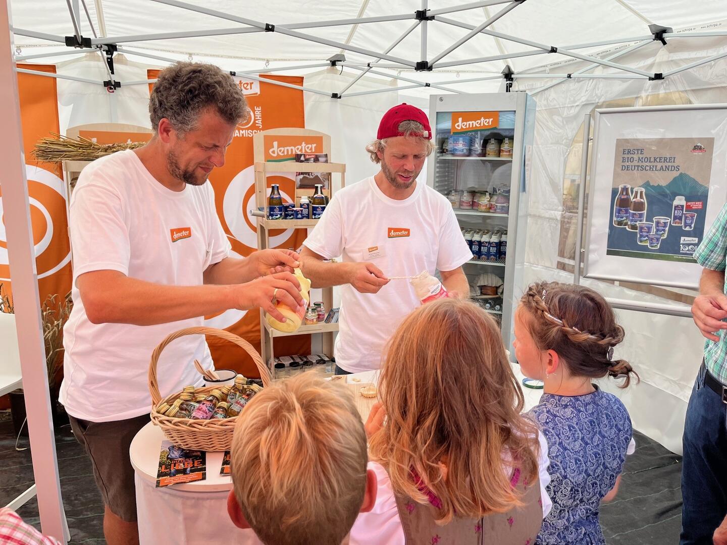 Verkostung von Joghurt an interessierte Kinder 
