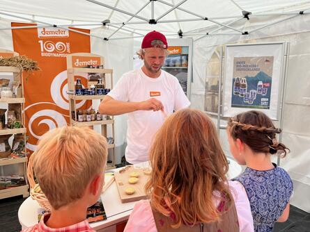 Verkostung von Joghurt mit Kindern im Bild 