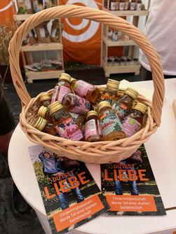 Korb mit Kostproben für Hollala-Sirup