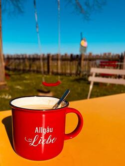Kaffeetasse auf der Frühstücksterrasse des Biohof Kohler