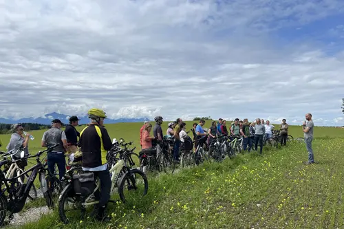 Radlergruppe mit Blick in den Chiemgau
