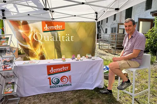 Demeter Infostand mit Berater Alois Fersch im Bild 
