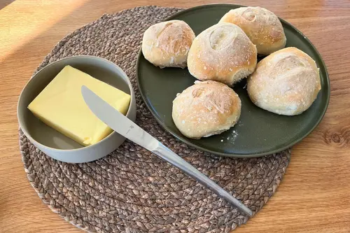 frische Semmeln auf dem Frühstückstisch