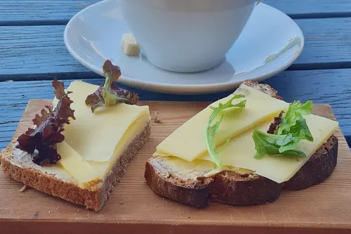 Kaffee mit garniertem Käsebrot 